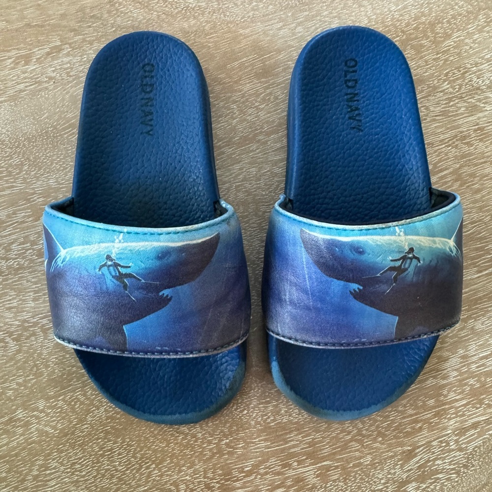 Old Navy shark slide sandals, kids, size 10/11